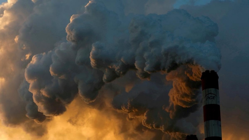 El humo brota por una de las chimeneas de la central eléctrica de carbón de Bełchatów, Polonia.