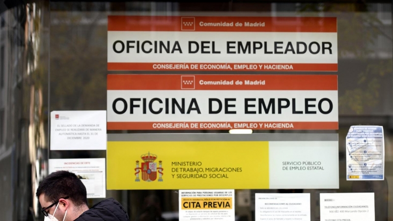Un hombre pasa por la puerta de una oficina de empleo, SEPE (antiguo INEM) horas después de conocer los datos del paro de noviembre, en Madrid (España), a 2 de diciembre de 2020.