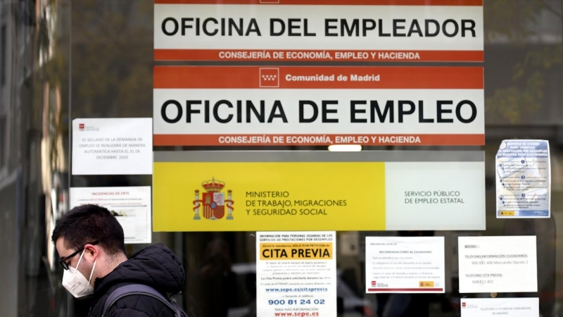 Un hombre pasa por la puerta de una oficina de empleo, SEPE (antiguo INEM) horas después de conocer los datos del paro de noviembre, en Madrid (España), a 2 de diciembre de 2020.