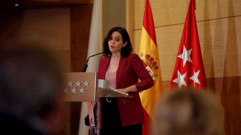 La presidenta de la Comunidad de Madrid, Isabel Díaz Ayuso, tras recibir el premio 'Sociedad Civil' otorgado por la Fundación Civismo en Madrid. EFE/ David Fernández