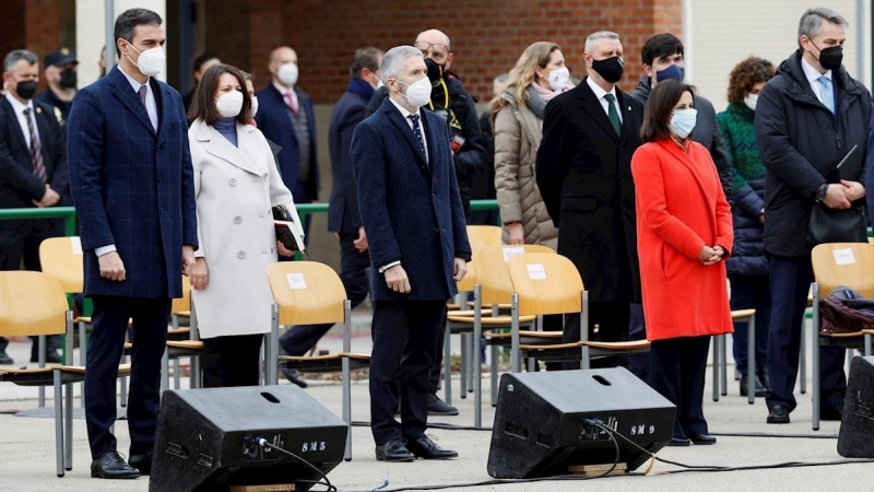 04/03/2021.- El presidente del Gobierno, Pedro Sánchez (i), junto con el ministro de Interior, Fernando Grande-Marlaska (c) y la ministra de Defensa, Margarita Robles (d) asisten junto con otras autoridades al acto en el que se destruirán varios centenare