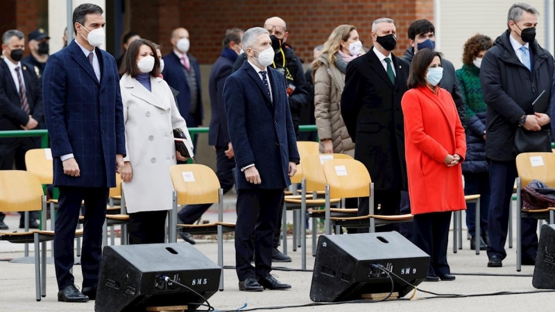 04/03/2021.- El presidente del Gobierno, Pedro Sánchez (i), junto con el ministro de Interior, Fernando Grande-Marlaska (c) y la ministra de Defensa, Margarita Robles (d) asisten junto con otras autoridades al acto en el que se destruirán varios centenare