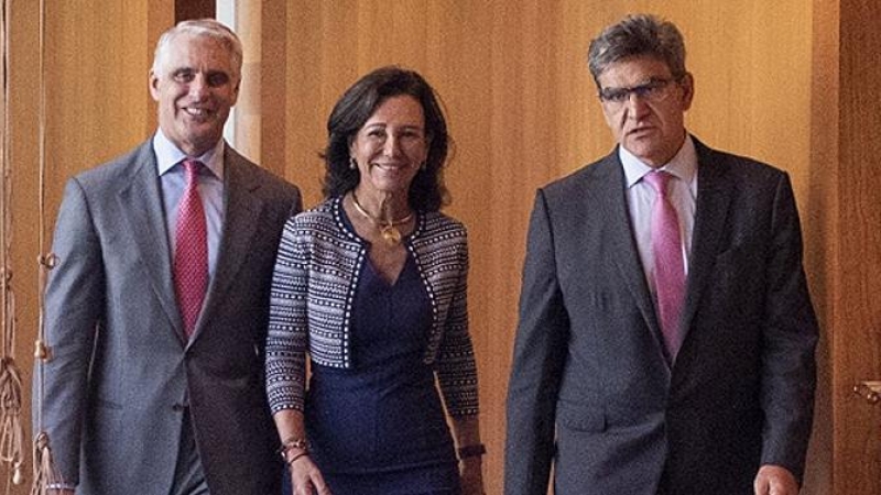 De izq. a der., Andrea Orcel, Ana Botín (presidenta del Banco Santander), José Antonio Álvarez (consejero delegado), el día del anuncio del fichaje del banquero italiano como futuro número dos de la entidad española. E.P.