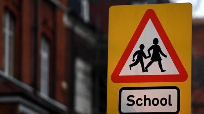 Señal que advierte de la proximidad de un colegio en una calle de Londres.