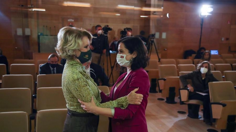 La presidenta de la Comunidad de Madrid, Isabel Díaz Ayuso (d), saluda a la expresidenta regional Esperanza Aguirre (i) al recibir el premio 'Sociedad Civil' otorgado por la Fundación Civismo en Madrid, este martes.