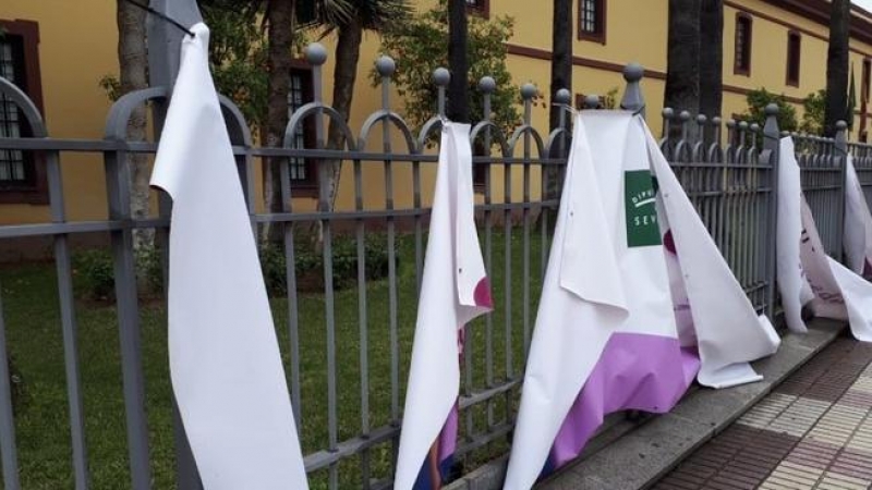 Pancartas por el 8M que han aparecido rotas en la Diputación de Sevilla.