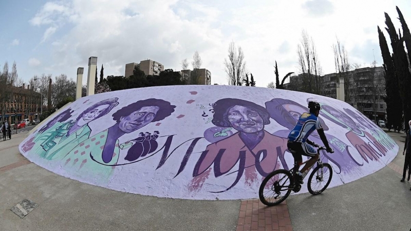 Vista del mural feminista al aire libre situado en el paseo de Pastrana de Alcalá de Henares este sábado.