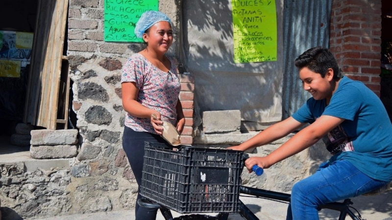 Mercedes Cruz Hilpas ha conseguido montar en Tizayuca un negocio de comidas económicas a domicilio, junto a su suegra, tras ser despedido su marido de la fábrica en que trabajaba el año pasado. Su 'Sazón de Ángel' atiende sobre todo a personas mayores que