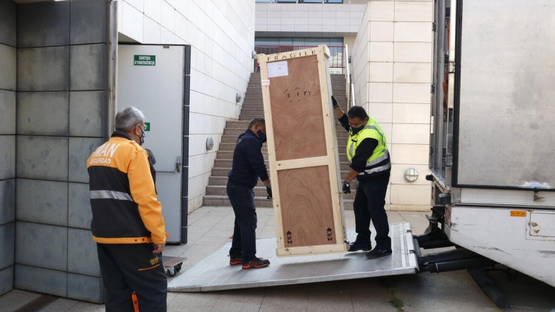 Els operaris carregant una de les últimes obres de la Franja al camió que les trasllada del Museu de Lleida cap a Barbastre. Imatge del 10 de març de 2021.