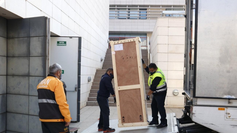 Els operaris carregant una de les últimes obres de la Franja al camió que les trasllada del Museu de Lleida cap a Barbastre. Imatge del 10 de març de 2021.