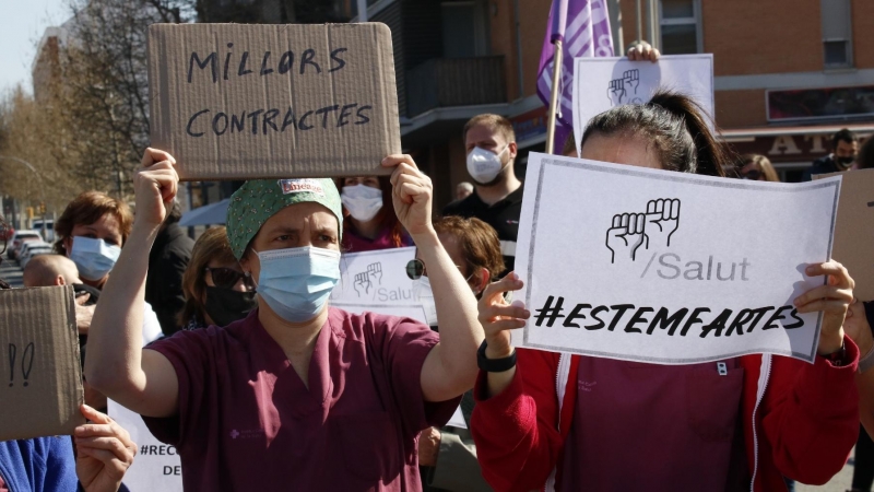 Dues treballadores de l'Hospital Joan XXIII, protestant durant la vaga, amb cartells on s'hi llegeix 'Millors contractes' i 'Estem fartes'. 10 de març del 2021.