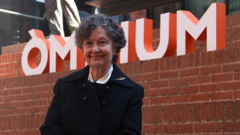 Maria Barbal, 53è Premi d'Honor de les Lletres Catalanes, a la grada exterior del Palau de la Música.