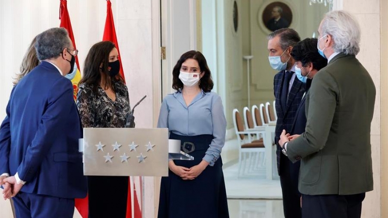 La presidenta madrileña, Isabel Díaz Ayuso , rodeada por sus consejeros.