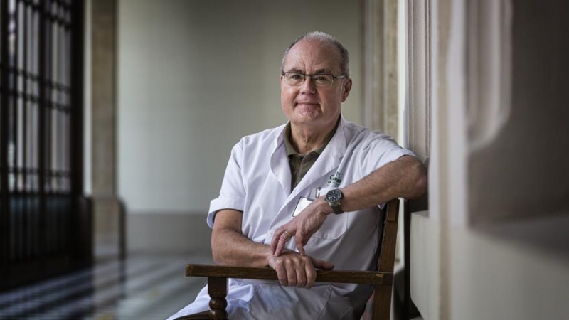 El doctor Antoni Trilla fotografiat a la Facultat de Medicina de la Universitat de Barcelona de la qual n'és el degà.