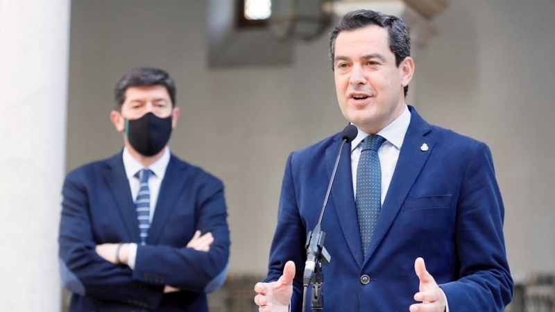 El presidente andaluz, Juanma Moreno, del PP, y el vicepresidente, Juan Marín (izq), de Ciudadanos, han comparecido juntos esta tarde en el patio del Parlamento andaluz, donde se celebra un pleno ordinario, exhibiendo la unidad del Ejecutivo de coalición