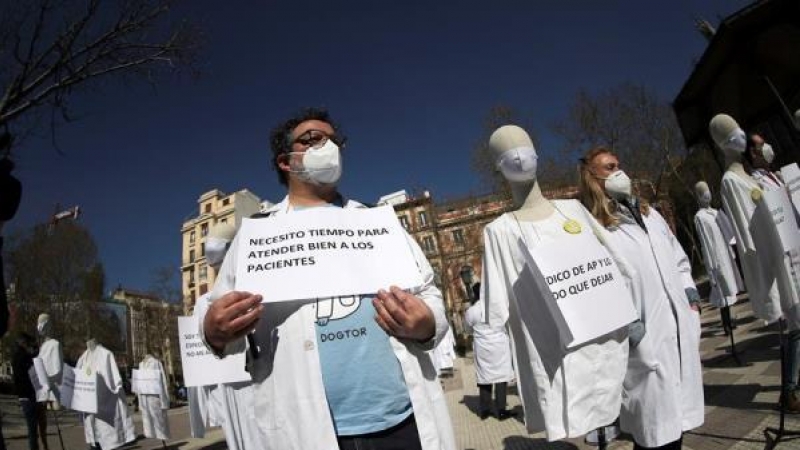 Concentración convocada por el sindicato Amyts con motivo de la huelga indefinida de médicos de Atención Primaria que comienza este miércoles, ante la conserjería de Hacienda de Madrid.