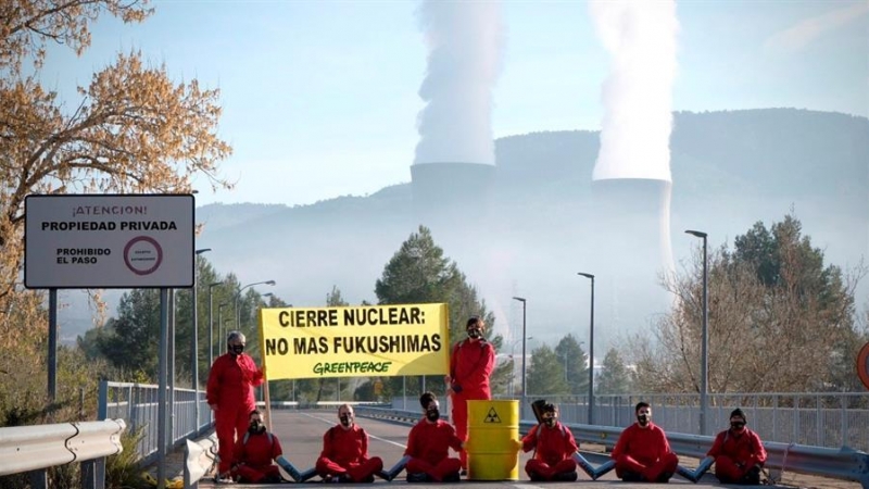 1.- Ocho activistas de Greenpeace se han encadenado a primera hora de este jueves en la carretera de acceso a la central nuclear de Cofrentes (Valencia) con el lema 'Cierre Nuclear: No más Fukushimas' para reclamar el cierre definitivo de las instalacione