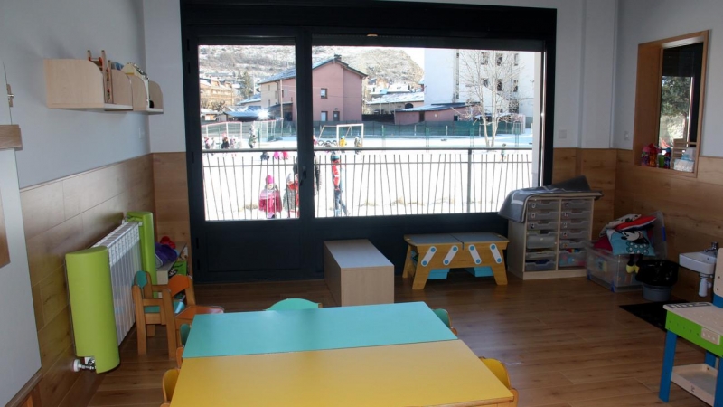 Una aula de la Llar d'infants Els Esquirolets de Llívia (Cerdanya) i on es veuen alumnes del centre i de l'Escola Jaume I al pati. Imatge de l'11 de gener de 2021.