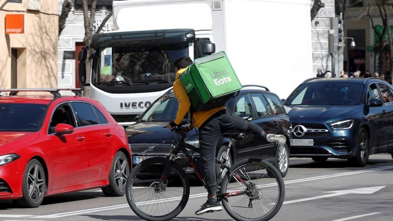 Un repartidor de una plataforma digital circula en bici en Madrid.