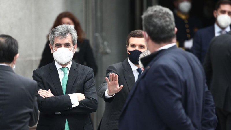 El presidente del Consejo General del Poder Judicial, Carlos Lesmes; y el líder del PP, Pablo Casado; al finalizar el acto con motivo del 40 aniversario del 23 de febrero de 1981 celebrado en el Salón de Pasos Perdidos del Congreso de los Diputados, en Ma