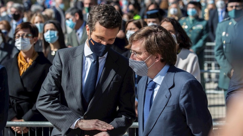 El alcalde de Madrid, José Luis Martínez-Almeida, conversa con el líder popular, Pablo Casado.