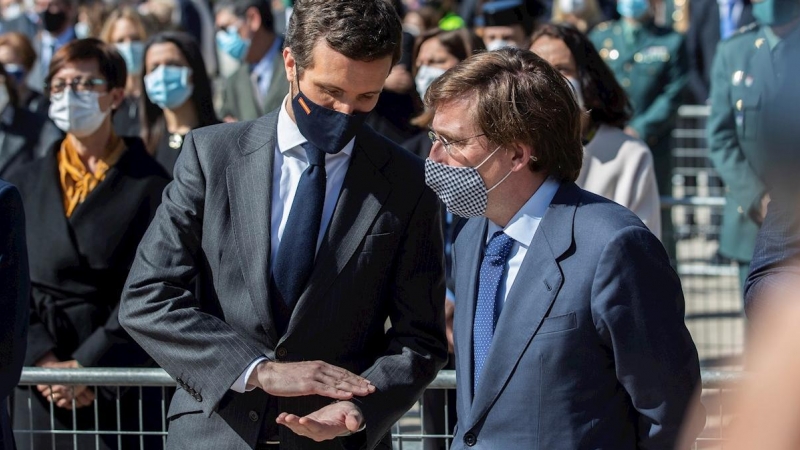 El alcalde de Madrid, José Luis Martínez-Almeida, conversa con el líder popular, Pablo Casado.