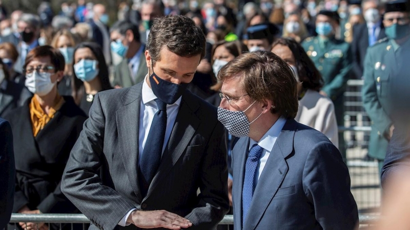 El alcalde de Madrid, José Luis Martínez-Almeida, conversa con el líder popular, Pablo Casado.