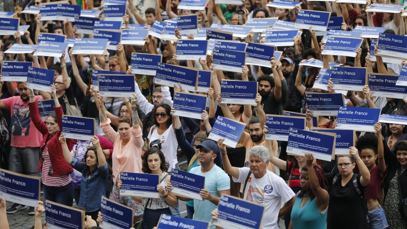 Concentración en memoria de Marielle Franco, con las placas de una calle con su nombre que se hicieron famosas en Río. - FERNANDO FRAZÃO / AGÊNCIA BRASIL