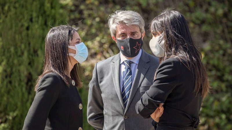 La presidenta de Ciudadanos, Inés Arrimadas, junto a sus compañeros de partido, Begoña Villacís y Ángel Garrido (c) durante el homenaje a las víctimas de los atentados del 11M.