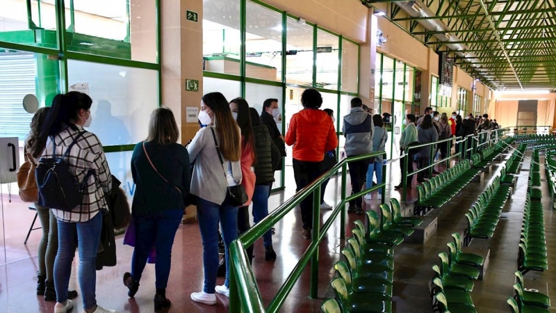 La Consejería de Sanidad de Junta de Castilla y León ha comenzado, hoy, viernes la vacunación frente a la covid-19 de los docentes y del resto del personal que trabaja en los centros educativos de Segovia, un colectivo de 2.700 personas, que han acudido a