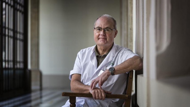 El doctor Antoni Trilla en la Facultad de Medicina de la Universitat de Barcelona de donde es decano.