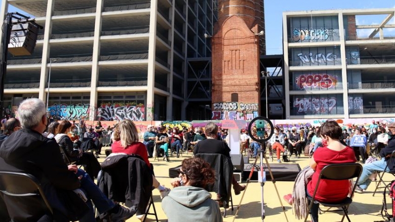 Un moment de l'acte 'Per la majoria' celebrat als jardins de les Tres Xemeneies de Barcelona.