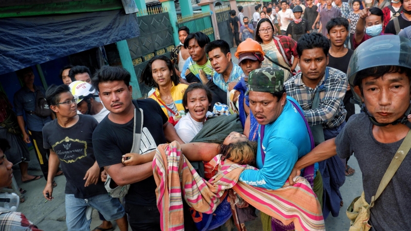 14/03/2021. Los manifestantes llevan a una persona que ha recibido un disparo, en Mandalay (Myanmar). - Reuters