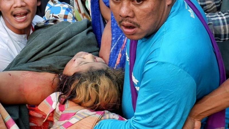 14/03/2021. Los manifestantes llevan a una persona que ha recibido un disparo, en Mandalay (Myanmar). - Reuters