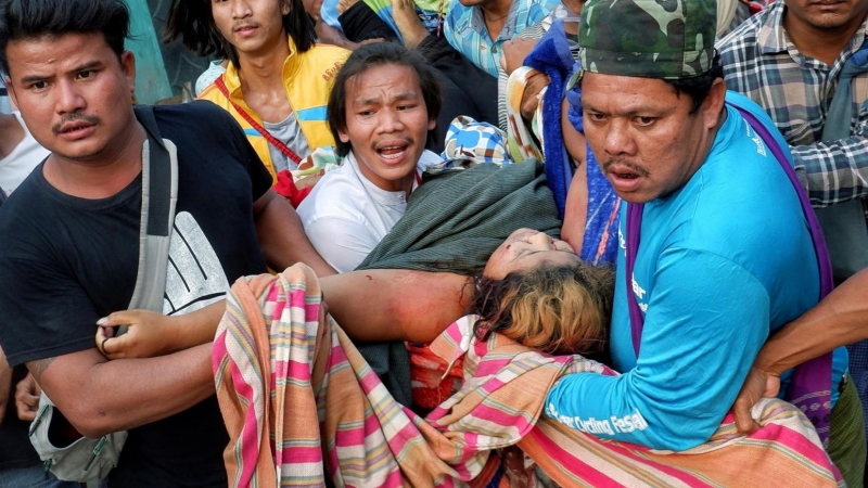 14/03/2021. Los manifestantes llevan a una persona que ha recibido un disparo, en Mandalay (Myanmar). - Reuters