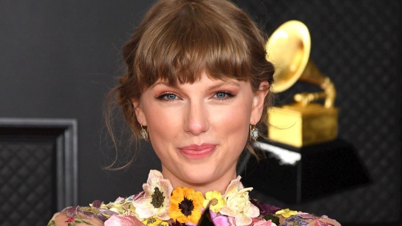 Taylor Swift, ganadora del premio Álbum del año por 'Folklore', posando en la sala de prensa durante la 63 edición de los Grammy Anuales