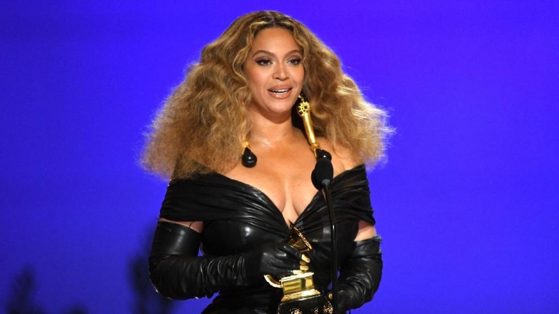 Beyonce aceptando el premio a la Mejor Interpretación de Rap por 'Savage' en el escenario durante la 63a ceremonia anual de los premios Grammy