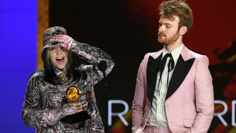 Billie Eilish y Finneas aceptan el premio a la grabación del año por 'Everything I Wanted'.