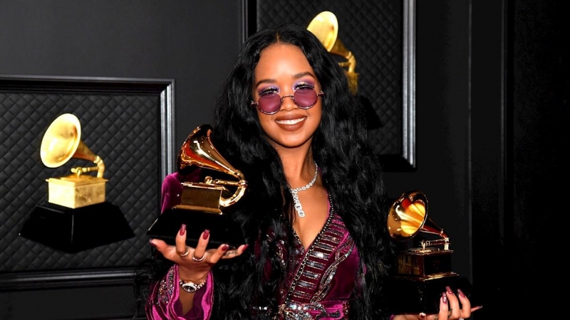 HER, ganadora del premio a la Mejor Canción de R&B por 'Better Than I Imagined' y el premio a la Canción del Año por 'I Can't Breathe '