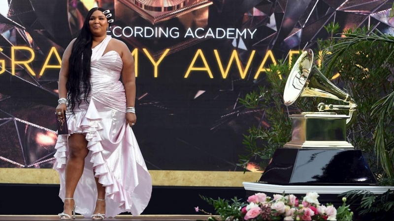 Lizzo llega a los premios Grammy