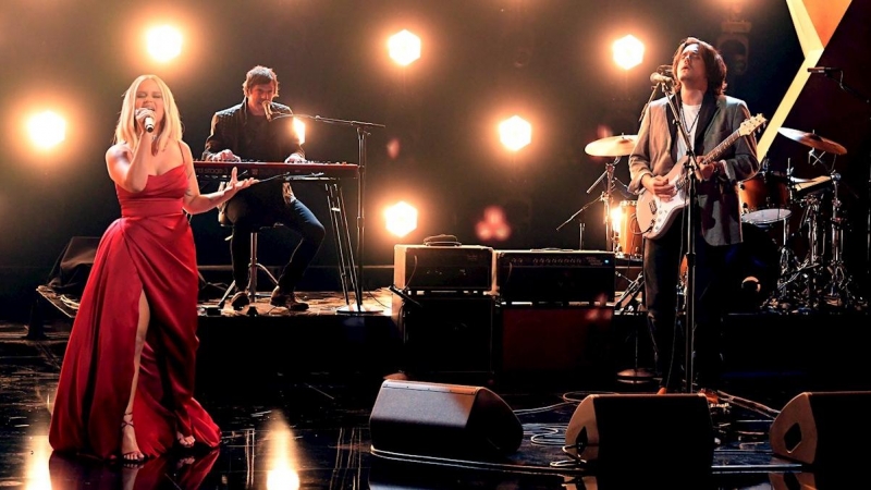 Maren Morris (izq.) Y John Mayer actuando en el escenario durante la 63a ceremonia anual de los premios Grammy