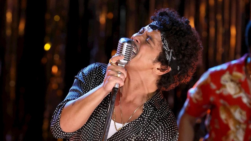 Bruno Mars actuando en el escenario durante la 63a ceremonia anual de los premios Grammy