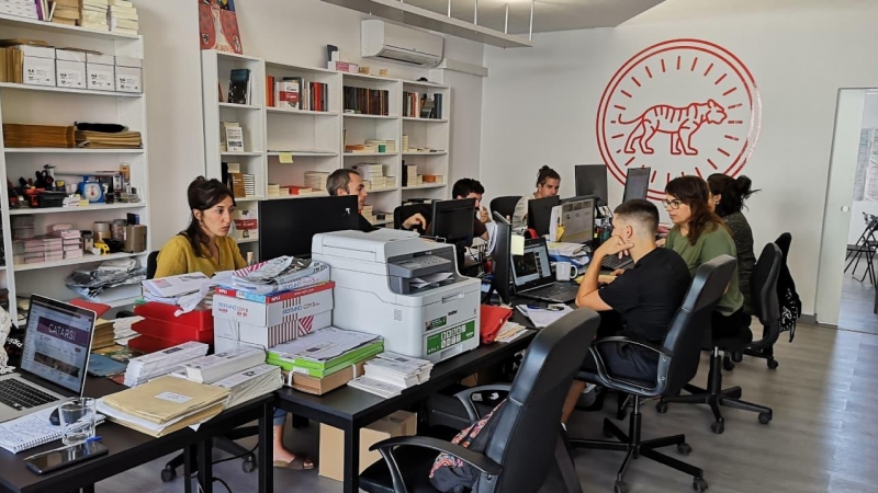 L'equip de l'editorial Tigre de Paper a la seva seu, a Manresa.