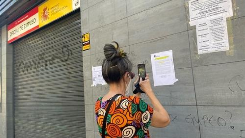Una mujer delante de una oficina del SEPE. Eduardo Parra / Europa Press