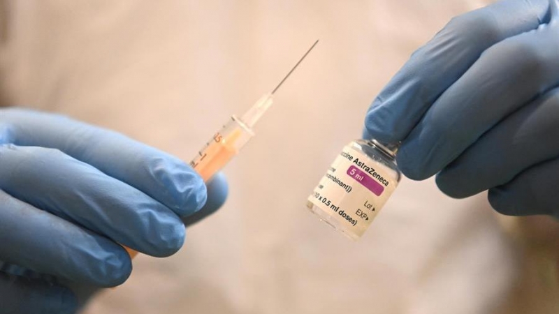 Un sanitario prepara una dosis de la vacuna de Astrazeneca en Londres.