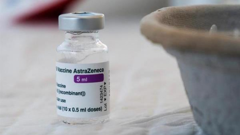 Vista de un vial de la vacuna de AstraZeneca en la primera jornada de la vacunación masiva contra la covid-19 en el Área de Salud de Ibiza y Formentera.
