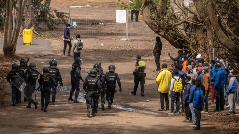 policía las raices canarias migrantes