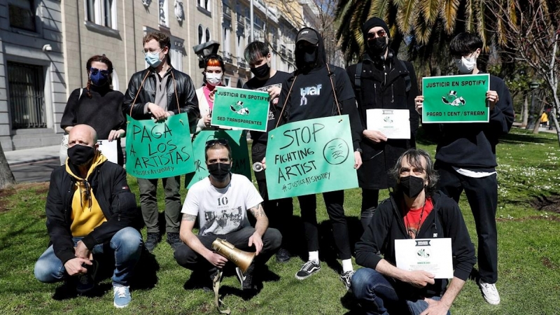 Manifestación frente a la sede de Spotify en Madrid este lunes como parte de una acción internacional que reclama justicia a la plataforma sueca 'para que pague adecuadamente a los músicos' por las reproducciones musicales.