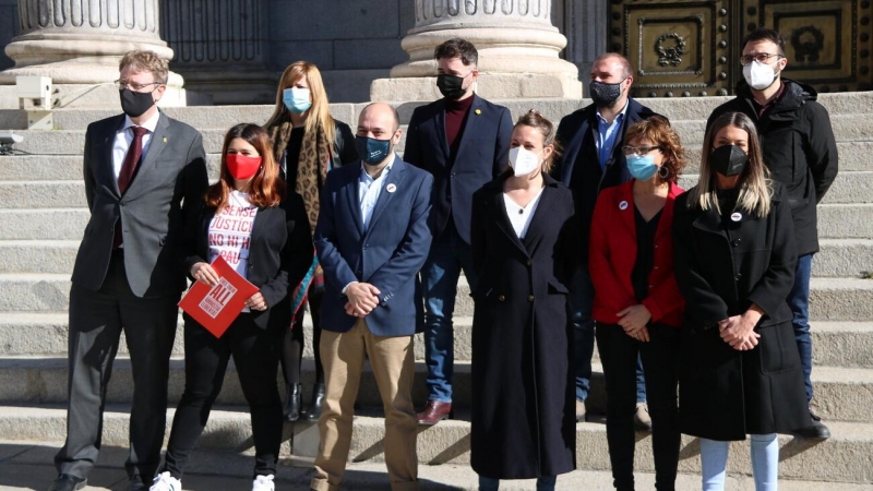 Representants d'ERC, JxCat, PDeCAT, la CUP, Òmnium Cultural i Amnistia i Llibertat davant del Congrés en la presentació de la llei d'amnistia, el 16 de març de 2021.