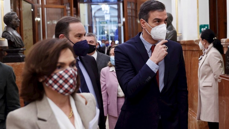 El presidente del Gobierno, Pedro Sánchez, la vicepresidenta Carmen Calvo y el ministro de Transportes, José Luis Ábalos.